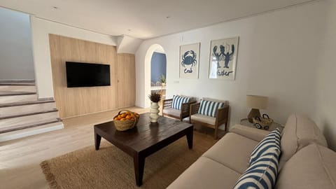 Communal lounge/ TV room, TV and multimedia, Living room, Seating area, Evening entertainment