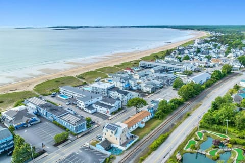 Soothing Oceanfront Haven with Panoramic Views Apartment in Old Orchard Beach