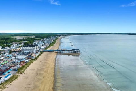 Soothing Oceanfront Haven with Panoramic Views Apartment in Old Orchard Beach