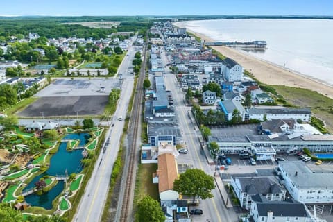 Soothing Oceanfront Haven with Panoramic Views Apartment in Old Orchard Beach