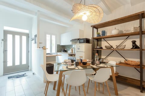 Kitchen or kitchenette, Dining area