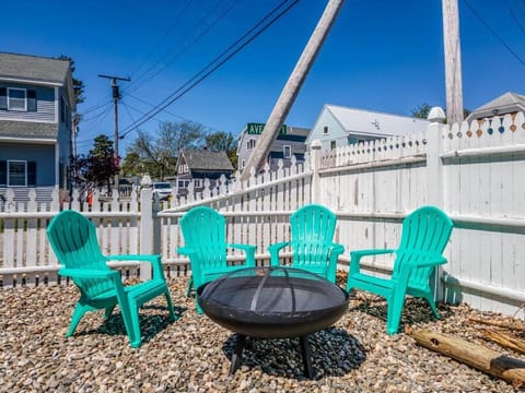 Pine Point Getaway-Beach House with Fire Pit Apartment in Scarborough