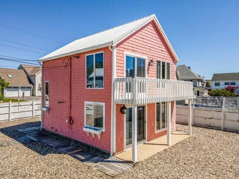 Pine Point Getaway-Beach House with Fire Pit Apartment in Scarborough