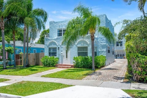 Property building, Day, Neighbourhood, Garden, Street view