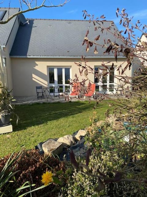 Dans une maison familiale avec jardin à 800m de la plage House in Granville