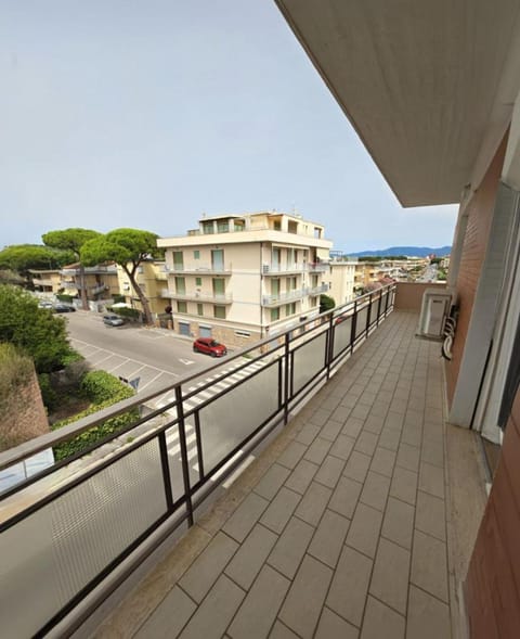 Neighbourhood, Balcony/Terrace, Street view