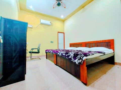 Bed, Photo of the whole room, Bedroom, wardrobe, air conditioner