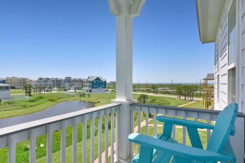 Rise and Shine Beach House with Ocean Views and Pointe West Resort Pools House in Galveston Island