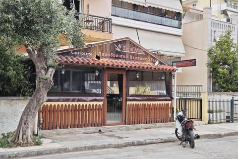 近图书馆宽敞露台Spacious Terrace Near Library Apartment in Kallithea