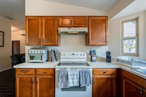 Comfy 2BD-2BA Casa Palmera, Near Park w Pools in Tucson, Low Summer Rates!! Maison in Casas Adobes