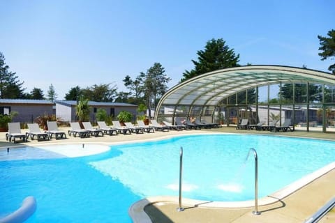 Cottage 4-6 pers-piscine chauffée-150m plage Chalet in Saint-Pair-sur-Mer