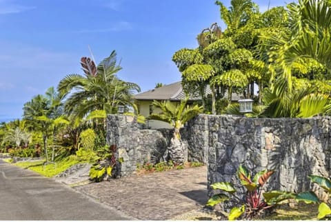 Beaches and Kona Town Ideal Location Gated Villa in Holualoa