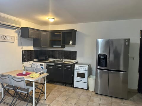 Kitchen or kitchenette, Dining area, microwave, oven, stove