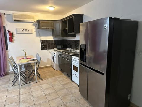 Kitchen or kitchenette, Dining area, oven, stove