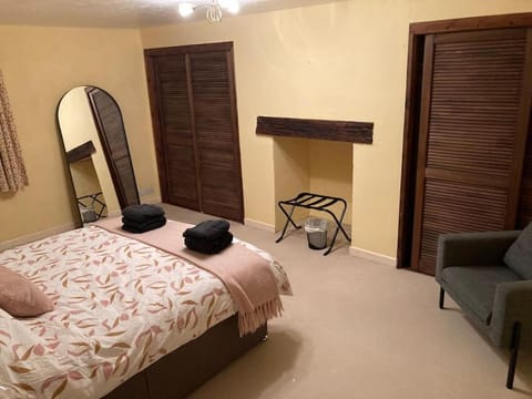 Bed, Photo of the whole room, Seating area, Bedroom, towels, wardrobe