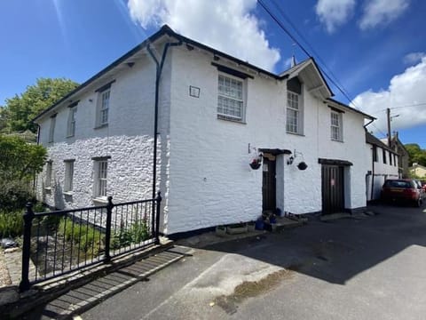 Property building, Neighbourhood, Street view, Parking