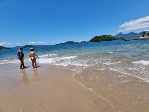 lindo apartamento frente ao mar pe na areia Apartment in Angra dos Reis