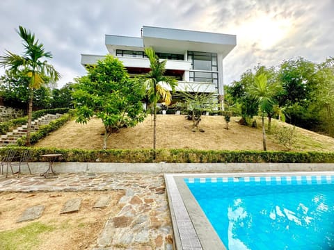 Property building, Day, Swimming pool