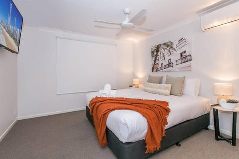 Bliss At Broadbeach - Large canal facing property House in Surfers Paradise