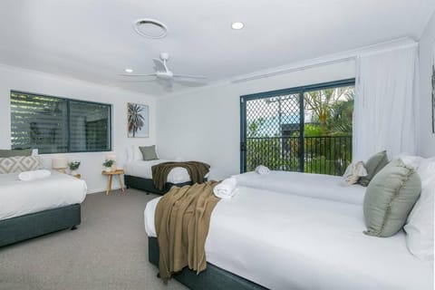 Bliss At Broadbeach - Large canal facing property House in Surfers Paradise