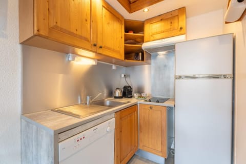 Kitchen or kitchenette, dishwasher, oven, pet friendly, stove