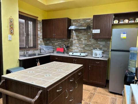 Kitchen or kitchenette, pet friendly, stove, toaster