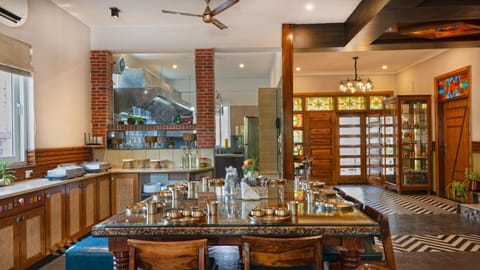 Restaurant/places to eat, Food and drinks, Dining area, Dinner, Drinks