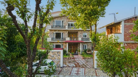 Facade/entrance, Garden