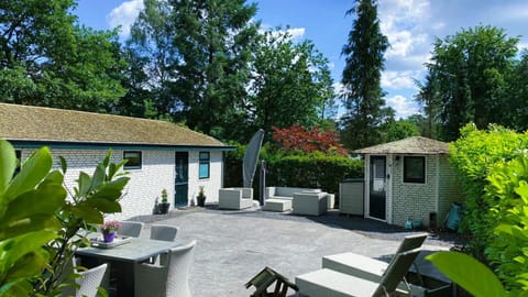 Property building, Day, Garden, Balcony/Terrace, Dining area