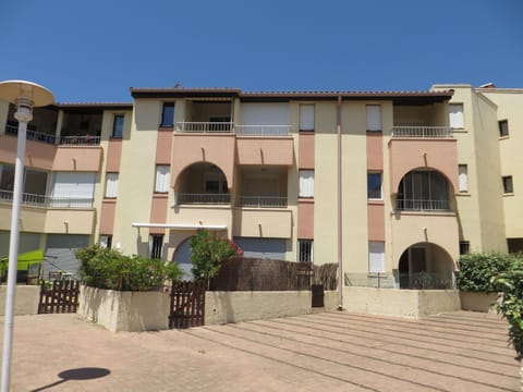 Property building, Summer, Balcony/Terrace