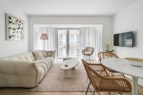 TV and multimedia, Living room, Photo of the whole room, Seating area, Dining area