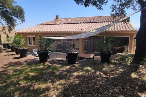 Le Petit Clos des Chênes à 2 pas d'Avignon House in Villeneuve-lès-Avignon