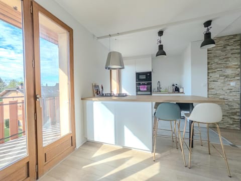 Kitchen or kitchenette, Dining area