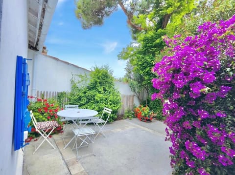 Nature Cabanes de Cambon House in Saintes-Maries-de-la-Mer