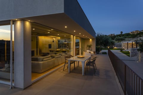 Property building, Patio, View (from property/room), Dining area