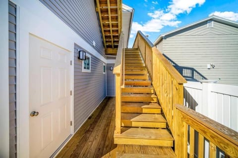 Oceanfront Paradise-4BR, Game Room, Skydeck Access Apartment in Old Orchard Beach