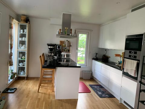 Coffee/tea facilities, Kitchen or kitchenette, dishwasher, oven, stove, toaster, Internal: Not applicable to any particular room