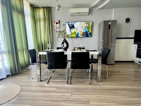 TV and multimedia, Kitchen or kitchenette, Dining area, air conditioner