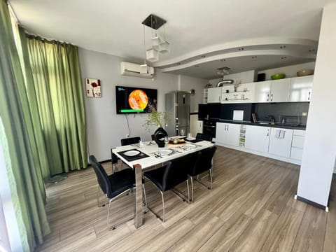 TV and multimedia, Kitchen or kitchenette, Dining area, minibar, oven, stove, air conditioner