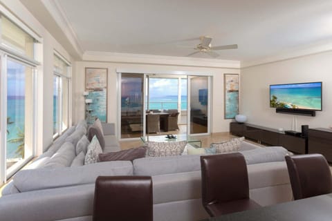 Communal lounge/ TV room, TV and multimedia, Living room, Seating area, Sea view