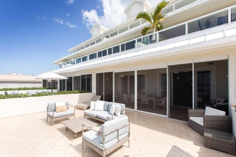 Property building, Day, Balcony/Terrace, Seating area