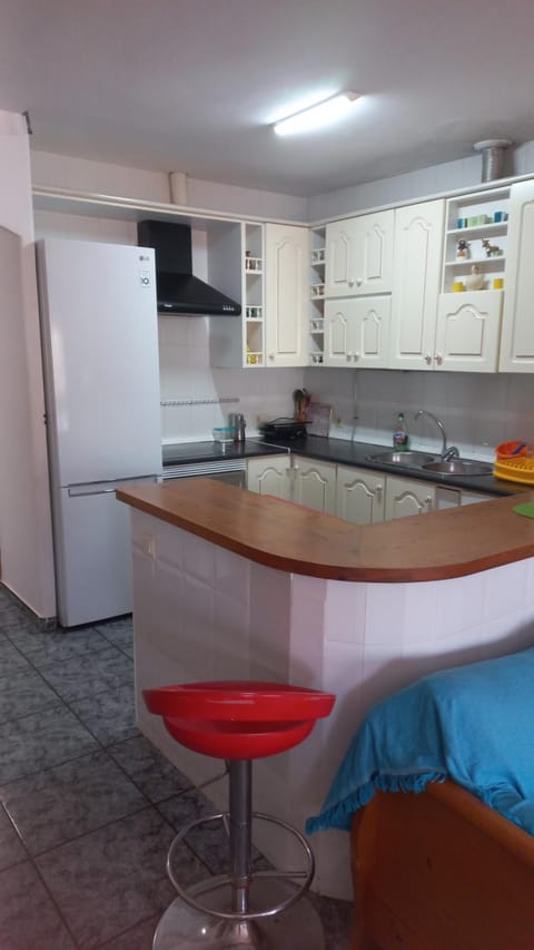 Kitchen or kitchenette, Dining area, minibar, pet friendly, stove