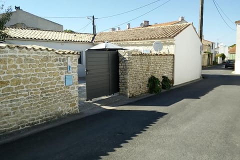 Maison de charme rénovée proche océan Domino House in Saint-Georges-d'Oléron