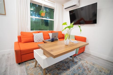 Communal lounge/ TV room, TV and multimedia, Living room, Seating area, Evening entertainment, air conditioner