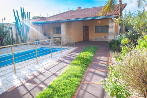 Casa 3 dormitórios com piscina e churrasqueira House in Ribeirão Preto