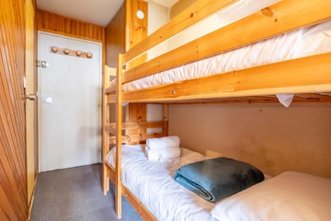 Bed, Photo of the whole room, Bedroom, bunk bed, towels