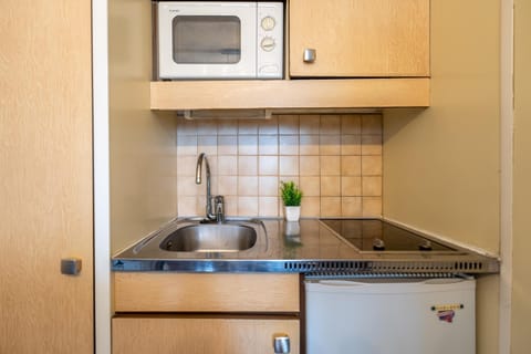 Kitchen or kitchenette, oven, pet friendly, stove