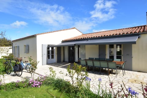 Villa 12 pers - grand jardin - 8 min à pied de la plage - idéal pour détente ou remote-working House in Saint-Martin-de-Ré