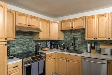 Coffee/tea facilities, Kitchen or kitchenette, dishwasher, oven, stove, toaster