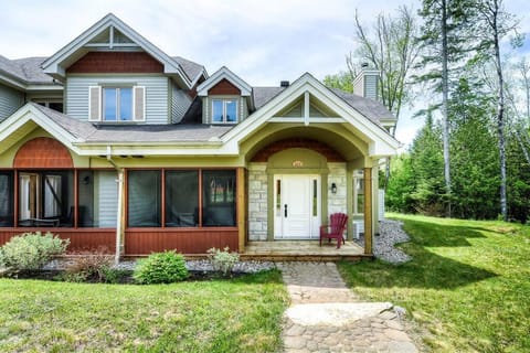 Le Rabaska Tremblant Chalet on La Bête Golf Course Apartment in Mont-Tremblant